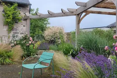 Image de Grande maison avec jardin, à 5 mn de la plage. \nLits faits et linge fourni.