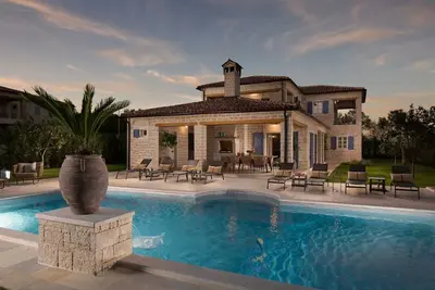Image de Superbe villa de campagne pour 8 personnes avec piscine, jardin bio et aires de jeux