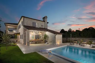 Image de Villa de luxe istrienne pour 8 personnes avec piscine privée, jardin biologique et aires de jeux