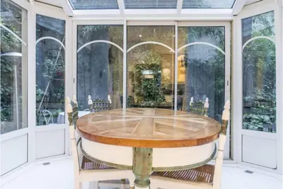 Cozy Parisian style apartement with a veranda overlooking a private garden.