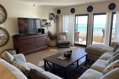 Image de \"Breakers East 902\" Gulf Front 2 Br/2ba Beach setup included