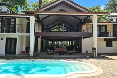 Image de Cloud Forest Bridge King Room at Hona Beach Hotel