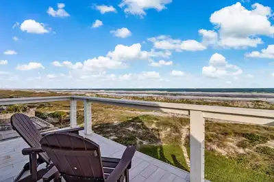 Image de Pet friendly, newly renovated, ocean and beachfront historical home