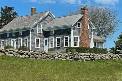 Image de Renovated Home & Finished Barn both w\/ Ac, 2. 6 acres, swimming hole on property