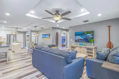 Perfect Location, Private Home In Downtown Lahaina with Hot Tub!