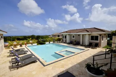 Image de villa 6bd de luxe avec vue sur l'océan, piscine gigantesque et jacuzzi
