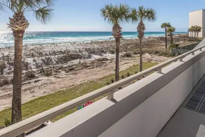 Image de Actually, on the Beach condo. Private Beach so Zen