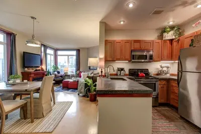 Image de Fabulous 2 Bedroom Suite in the City! King Beds/Secured Parking & Indoor Pool!