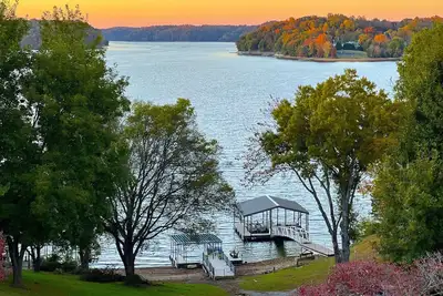 Image de ☀️Tims Ford Bliss☀️ amazing Lakefront views, private Dock, Beach, Firepit, Fun! !