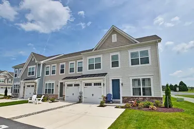 Image de Comfortable 3 bedroom townhouse steps from the Amenities! Wifi, Pool, Fitness Center, Sauna, Weekend Shuttle!