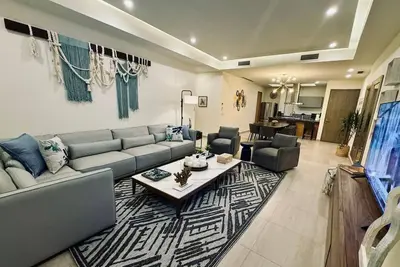 Remodeled Luxurious First-Floor Apartment in Isla Residences