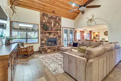 Image de Near Woodland Lake Park: Cabin w\/ Serene Deck!