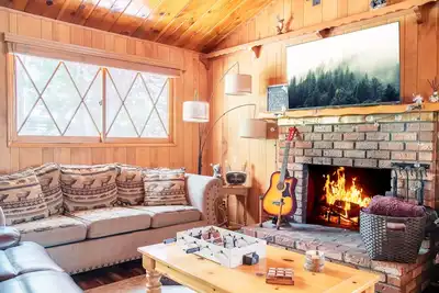 Image de Prime Location~Walk to Ski Shuttle ~ Fully Fenced ~ Ev Charger ~ Mini Sled Hill