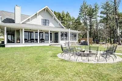 Image de Dog-friendly, lakefront house with beach access, dock, Ac, W/D, patio, & firepit