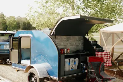 Image de \"Blue Voyager\" Cute and Comfy Teardrop Trailer