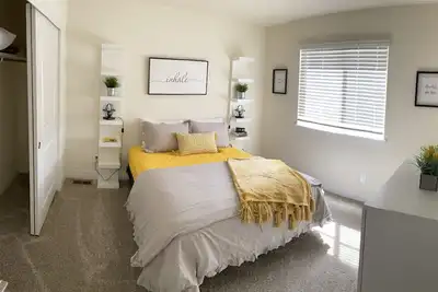 Image de Townhouse, close I25, Air Force Academy, walk to restaurants, movies, bowling