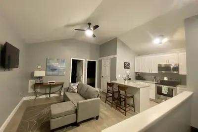 Image de Welcome to Greenville’s Brand New Modern, Cozy apartment.
