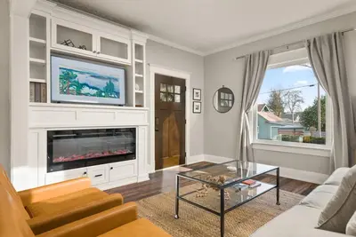 Image de Indulgence and Relaxation, Custom Bocce Ball, Huge Patio With Bbq, Fire-Table, Walk to Everything