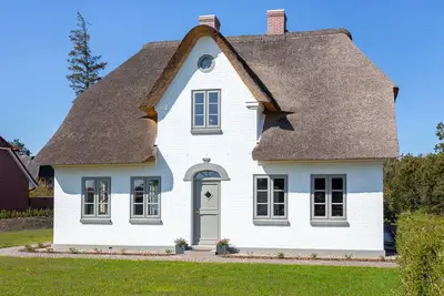 Image de Beautiful thatched roof house in Nebel, wonderful location!