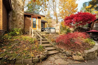 Image de Cozy Cottage - Pet-Friendly Cabin with Hot Tub