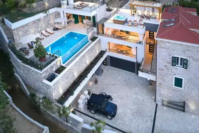 Image de Luxe home with pool, jacuuzi, sauna next to beach