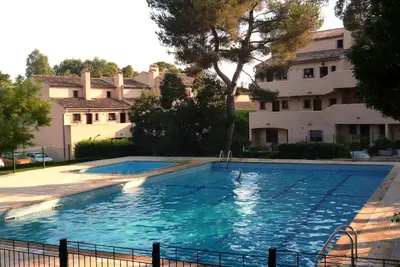 Image de Grand studio en rez de jardin, terrasse ombragée, piscine, parking, mer à 500m