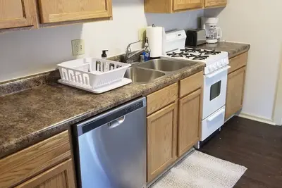Image de Lakefront Condo Excellent Location! With parking/kayak and boat rentals!