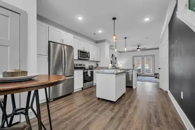 Image de 2 Bd/2. 5 Bth Townhome 10 min from Broadway! #A