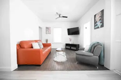 Image de Freshly Renovated 2 Br Apartment!