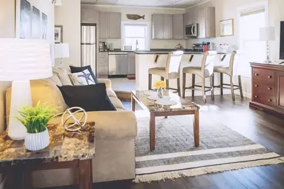 Image de Mighty Red Oak - A in town Retreat by Rocky Coast Rentals