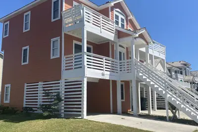 Image de Updated beach house steps away from the beach and pool