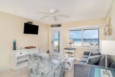 Image de Quiet, comfortable beachfront spot w/ great view!