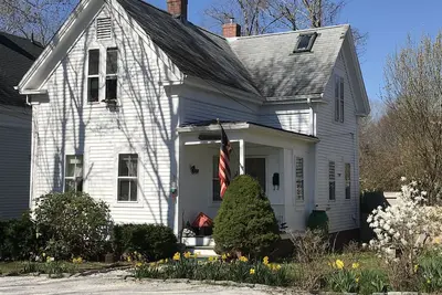 Image de Historic 1850's Home, private ground floor and backyard.