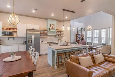Image de Large fenced yard property w\/ beautifully renovated house in Texas hill country