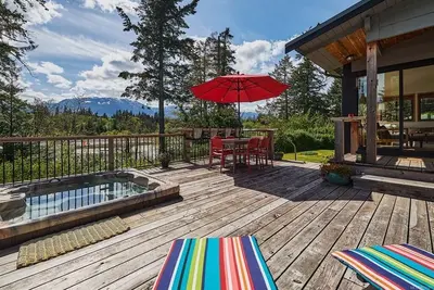 Image de Sunny Shores Beach House w/ Mountain Views