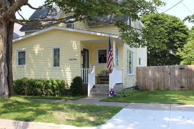 Image de Recently Updated and short walk to downtown Charlevoix shops and restaurants!