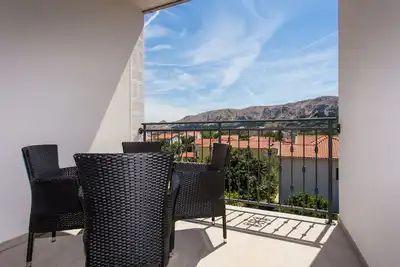 Image de Appartement de deux chambres avec la terrasse Baska, Krk (A-18808-d)