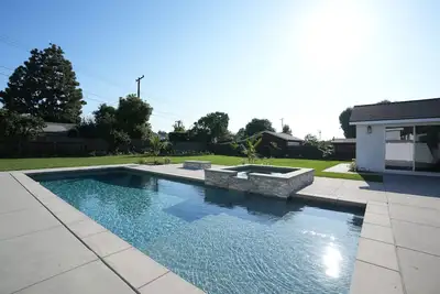 Image de Exquisite Pool/Jacuzzi Home: 2 EnSuites, Huge Yard