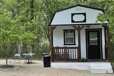 Image de 5 star Luxury tiny house, peaceful, Pool with covered deck! kayaks, 1 gig WiFi!