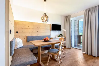 Image de Appartement \"Haus Lohengrin - Ferienwohnung 4\" avec vue sur la montagne, Wi-Fi, balcon et jardin