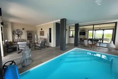 Image de Villa Moderne, Piscine intérieure et Vue Mer Imprenable, les pieds dans l'eau