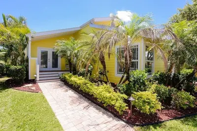 Image de This house is a 3 bedroom(s), 2 bathrooms, located in Jensen Beach, Fl.