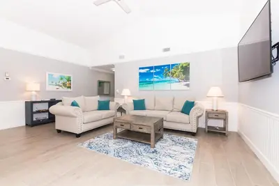 Image de This house is a 3 bedroom(s), 2 bathrooms, located in Jensen Beach, Fl.