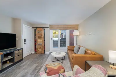 Image de Summer's Edge | Spacious master with fireplace, hot tub access, parking