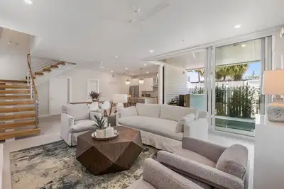 Image de El Corazon~ Renovated Home w/ Direct Access to Duval St. w/ Pool & Parking!