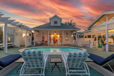 Image de Elegant Water View Home With Private Pool