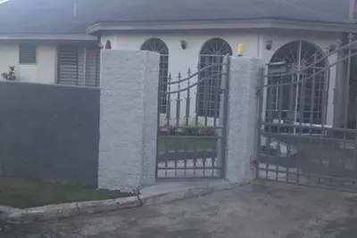 Image de Luxury in Central Uptown Kingston Neighborhood