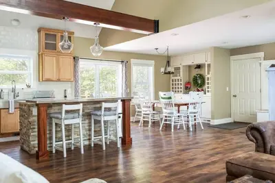 Image de Maple City Farmhouse Idyllic Setting Near Town