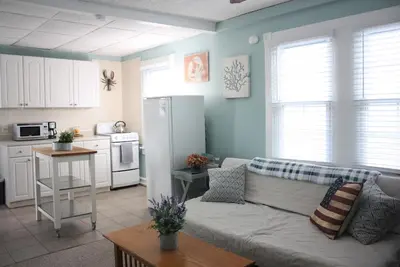 Image de 1 block from beach; 2 bedrooms 1 bath; Sleep 5, 3rd Fl Deck