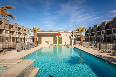 Image de Family Friendly 5 Bd/4. 5 Ba Brand New Townhome